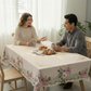 🌸🍽️ Víz- és foltálló, virágmintás asztalterítő – könnyen tisztítható, alkalmas mindennapi étkezésekhez és összejövetelekhez
